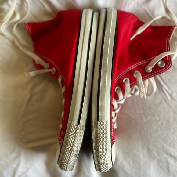 💕👟EUC Red “Hightop” Converse in size 10 - Picture 7 of 8